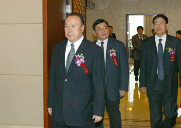 國(guó)家質(zhì)檢總局副局長(zhǎng)劉平均、總工程師張綱陪同全國(guó)政協(xié)副主席白立忱步入會(huì)場(chǎng)